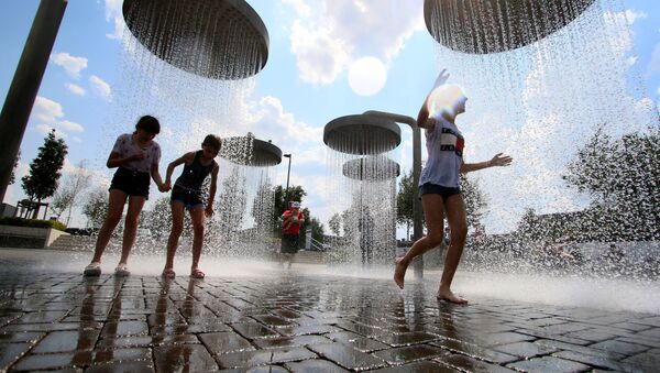 Дети в жару играют в фонтане, Вильнюс, архивное фото  - Sputnik Литва