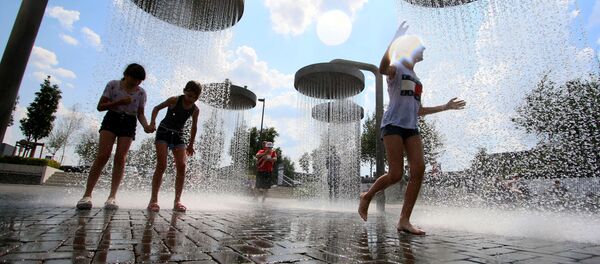 Дети в жару играют в фонтане, Вильнюс, архивное фото  - Sputnik Литва