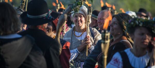 Летний праздник Йонинес (Jonines) в Литве, архивное фото Летний праздник Йонинес (Jonines) в Литве, архивное фото - Sputnik Lietuva
