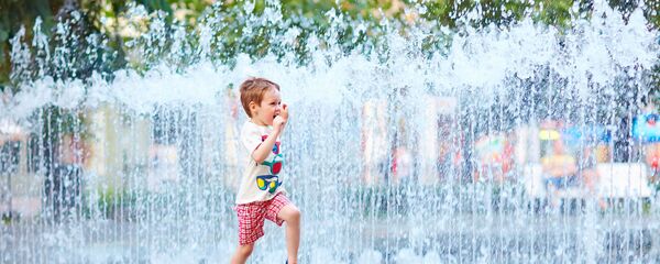 Мальчик в жару бегает около фонтана, архивное фото Мальчик в жару бегает около фонтана, архивное фото - Sputnik Lietuva