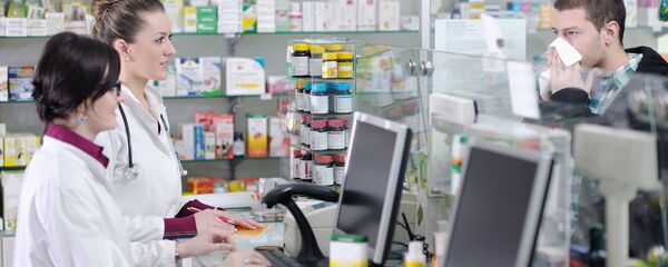 Покупатель в аптеке, архивное фото - Sputnik Литва