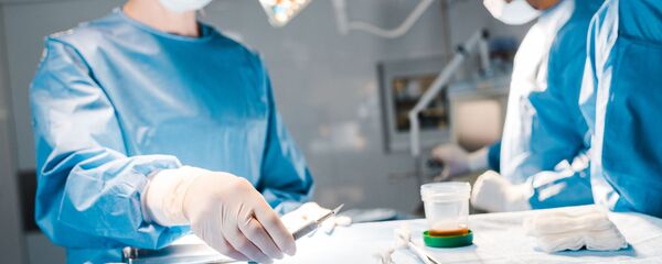 Врачи делают операцию, архивное фото - Sputnik Литва