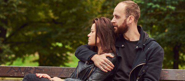 Мужчина и женщина на скамейке, архивное фото - Sputnik Lietuva