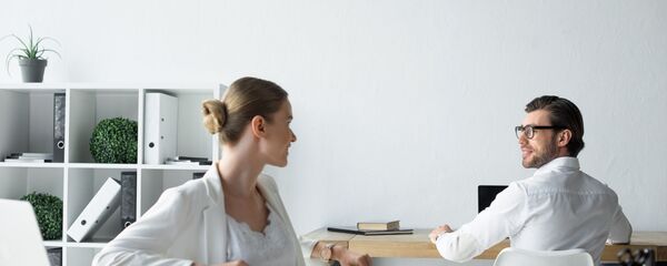 Мужчина и женщина в офисе, архивное фото - Sputnik Литва