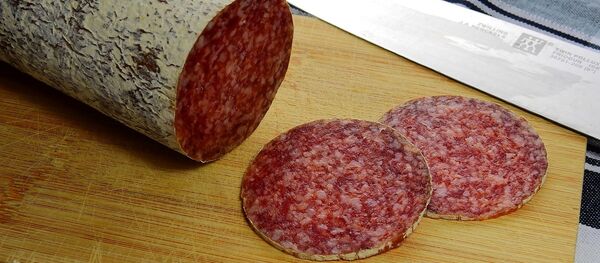 Сыровяленая колбаса, архивное фото - Sputnik Литва