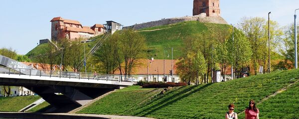 Вильнюс, набережнаяя реки Нерис, вид на гору Гедиминаса, архивное фото Вильнюс, набережнаяя реки Нерис, вид на гору Гедиминаса, архивное фото - Sputnik Литва