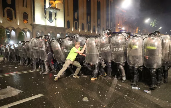 Prie Gruzijos Parlamento įvyko riaušės, nukentėjo daugiau nei 200 žmonių