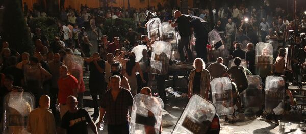 Протестующие с полицейскими щитами в Тбилиси, 20 июня 2019 года - Sputnik Литва