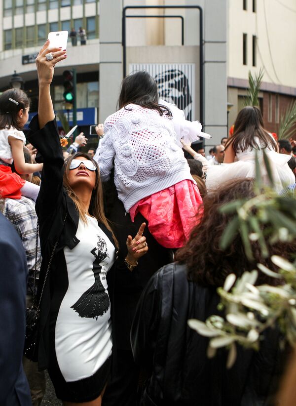 Христианка делает селфи во время шествия Вербное воскресенье в Бейруте, Ливан  - Sputnik Lietuva