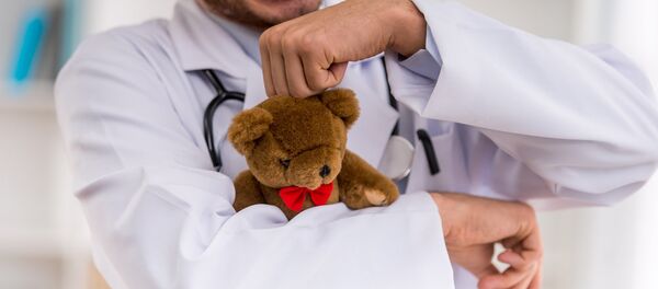 Врач с игрушкой - Sputnik Литва