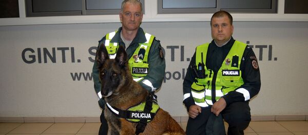 Сотрудники полиции и служебная овчарка Лота - Sputnik Литва