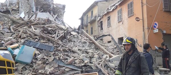 Землетрясение в Италии: работа спасателей и кадры разрушений - Sputnik Lietuva