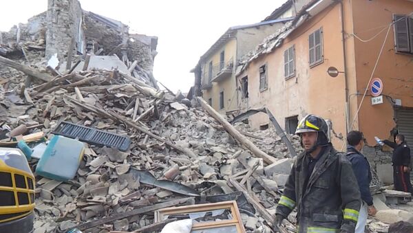 Землетрясение в Италии: работа спасателей и кадры разрушений - Sputnik Lietuva