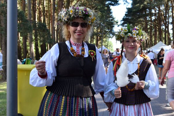 День летнего солнцестояния: в Литве отметили праздник Йонинес - Sputnik Литва