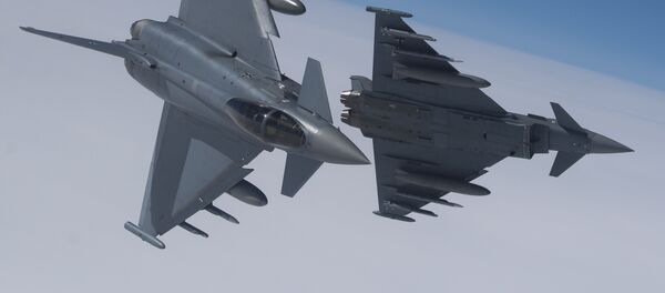 Немецкий истребитель Eurofighter Typhoon во время учений ВВС НАТО в воздушном пространстве Литвы, архивное фото - Sputnik Литва