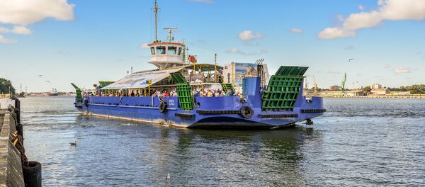 Большая пассажирская баржа и вид на порт Клайпеда в Куршском заливе, архивное фото - Sputnik Литва