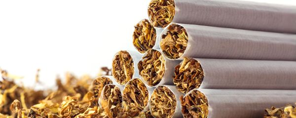 Сигареты, рассыпавшийся табак, архивное фото - Sputnik Литва