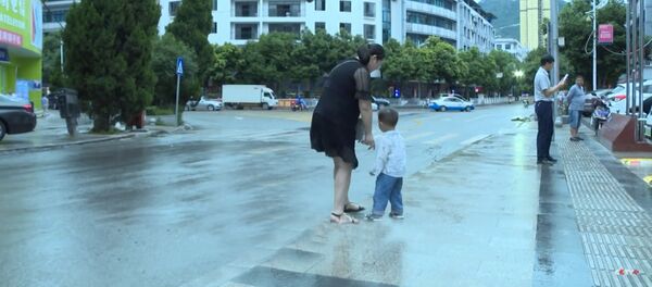 Pėsčiasis stebuklingai sugavo vaiką, kuris nukrito iš lango Kinijoje. Pėsčiasis stebuklingai sugavo vaiką, kuris nukrito iš lango Kinijoje. - Sputnik Lietuva