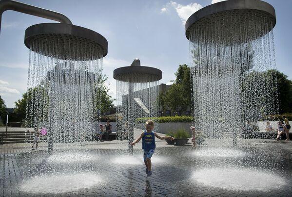 Ребенок у фонтана в Вильнюсе, Литва - Sputnik Lietuva