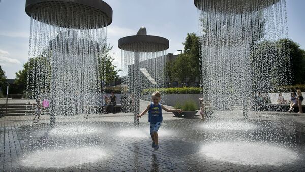 Ребенок у фонтана в Вильнюсе, Литва - Sputnik Литва