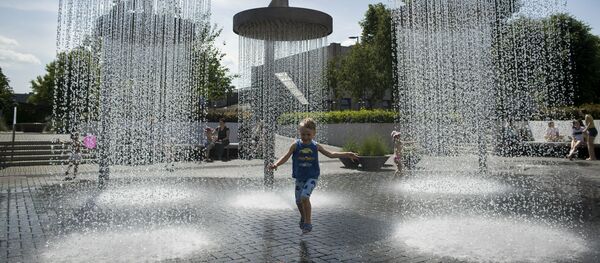 Ребенок у фонтана в Вильнюсе, Литва - Sputnik Литва