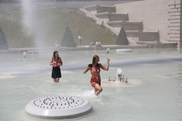 Девушки освежаются в фонтане в Париже, Франиция - Sputnik Литва