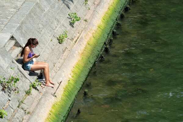 Девушка на берегу реки Сены в жаркий летний день, Париж - Sputnik Lietuva
