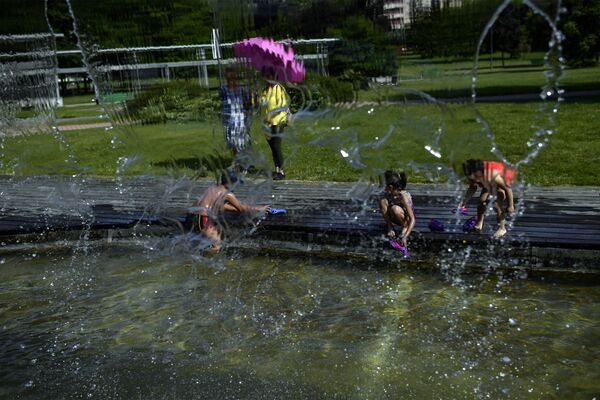 Жители охлаждаются в фонтане в Испании  - Sputnik Lietuva