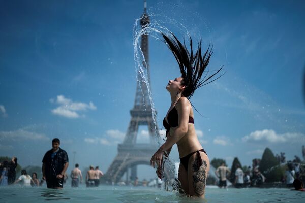 Девушка во время купания в фонтане в Париже  - Sputnik Lietuva