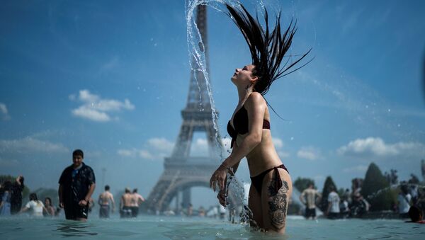 Девушка во время купания в фонтане в Париже  - Sputnik Литва