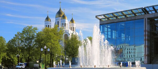 Фонтан и Храм Христа Спасителя на площади Победы в Калининграде, Россия, архивное фото - Sputnik Литва