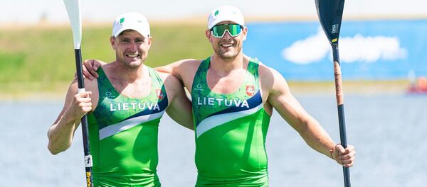 Литовские гребцы Ричардас Некрошюс и Андрей Олийник после финиша в Минске - Sputnik Литва