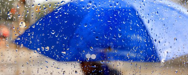 Дождь, человек с зонтом, архивное фото - Sputnik Литва