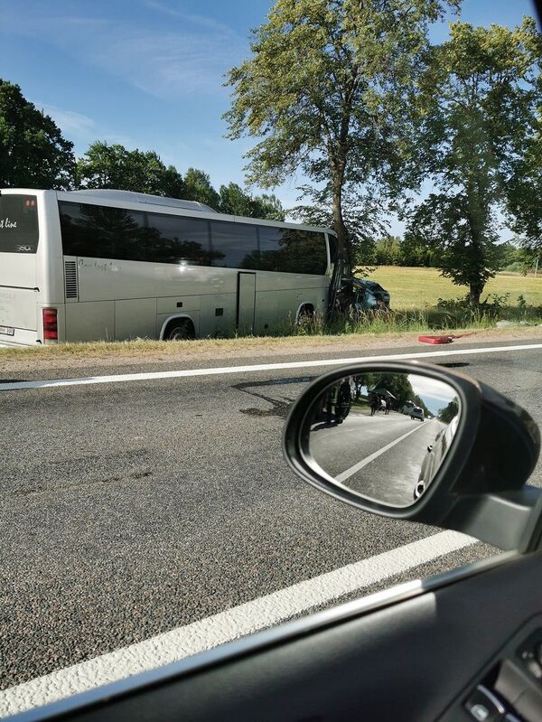 В Литве при столкновении автобуса и автомобиля погиб водитель В Литве при столкновении автобуса и автомобиля погиб водитель - Sputnik Литва