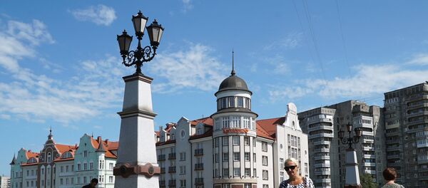 Прохожие на мосту в городском квартале Рыбная деревня в Калининграде, архивное фото - Sputnik Литва