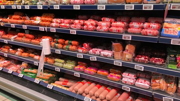 Колбасная продукция в литовском супермаркете, архивное фото - Sputnik Литва