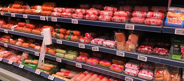 Колбасная продукция в литовском супермаркете, архивное фото Колбасная продукция в литовском супермаркете, архивное фото - Sputnik Lietuva