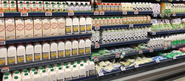 Молочная продукция в литовском супермаркете, архивное фото - Sputnik Литва