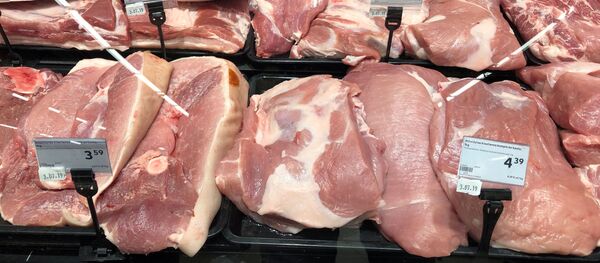 Мясная продукция в литовском супермаркете, архивное фото Мясная продукция в литовском супермаркете, архивное фото - Sputnik Lietuva