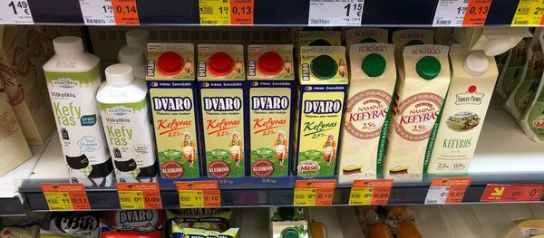 Молочная продукция в литовском супермаркете, архивное фото - Sputnik Литва