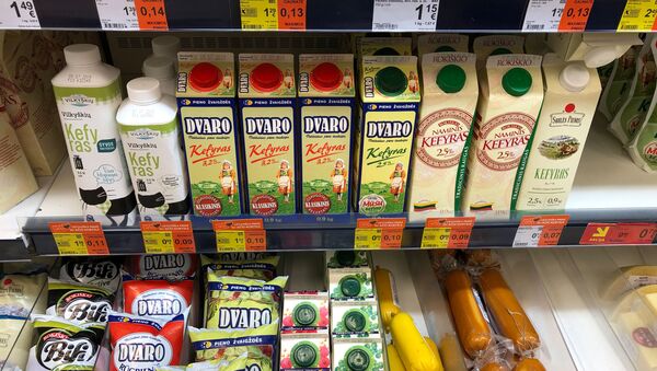 Молочная продукция в литовском супермаркете, архивное фото - Sputnik Литва