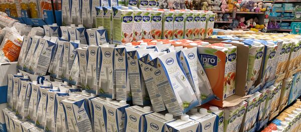 Молоко в литовском супермаркете, архивное фото - Sputnik Литва