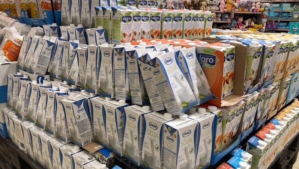 Молоко в литовском супермаркете, архивное фото - Sputnik Литва