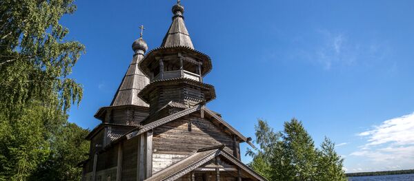 Памятник Архитектуры федерального значения церковь Петра и Павла (1605 г.) в деревне Челмужи на берегу Онежского озера в Республики Карелия Памятник Архитектуры федерального значения церковь Петра и Павла (1605 г.) в деревне Челмужи на берегу Онежского озера в Республики Карелия - Sputnik Lietuva