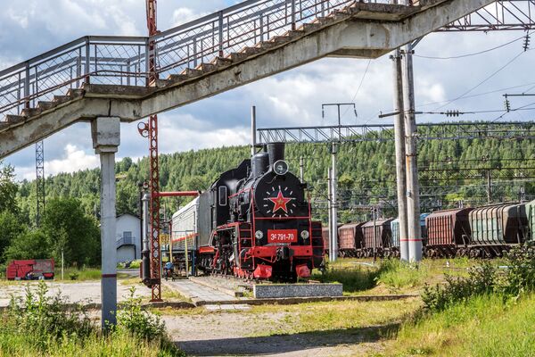 Монумент со старинным паровозом на вокзале в городе Медвежьегорск Республики Карелия - Sputnik Lietuva