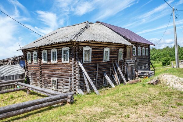 Старинный жилой деревянный дом в деревне Пяльма Пудожского района Республики Карелии - Sputnik Lietuva