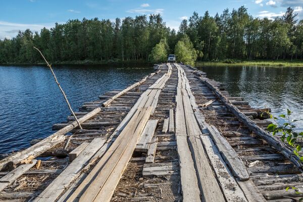 Старинный мост через залив Лазоревского озера в Медвежьегорском районе Республики Карелия - Sputnik Lietuva