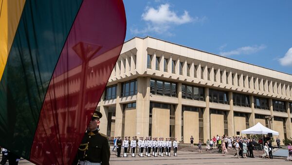 Здание Сейма Литвы с флагом, архивное фото - Sputnik Lietuva