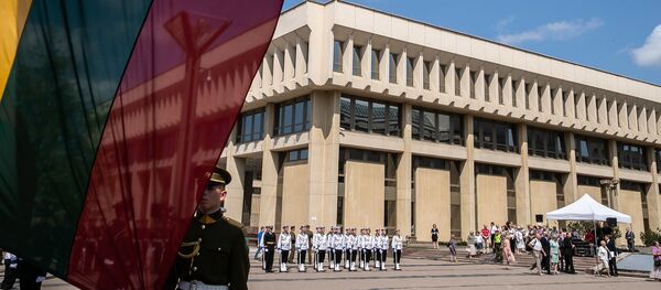 Здание Сейма Литвы с флагом, архивное фото - Sputnik Литва