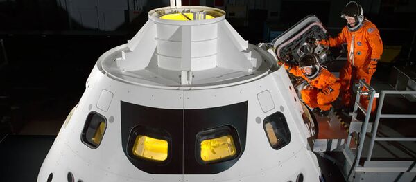 Астронавты НАСА входят в космический корабль Орион, архивное фото - Sputnik Lietuva